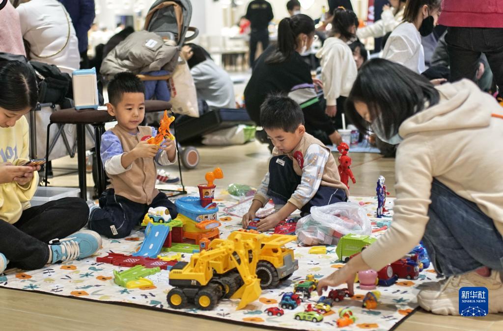 欢乐的“儿童跳蚤市场”(图4)